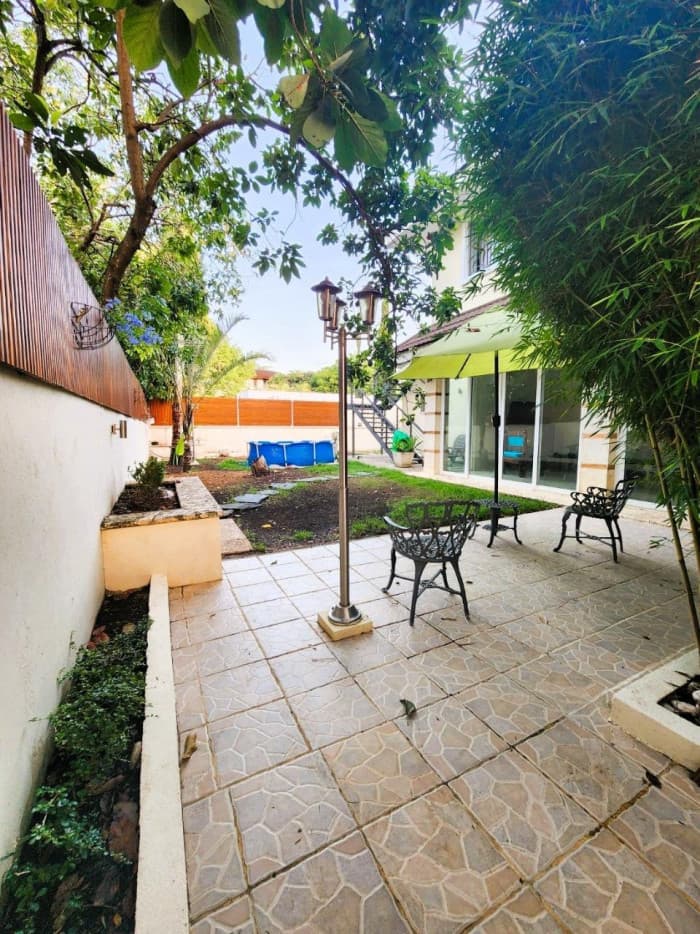 VENTA DE CASA CON AMPLIO PATIO EN LAS CARMELITAS — foto 8