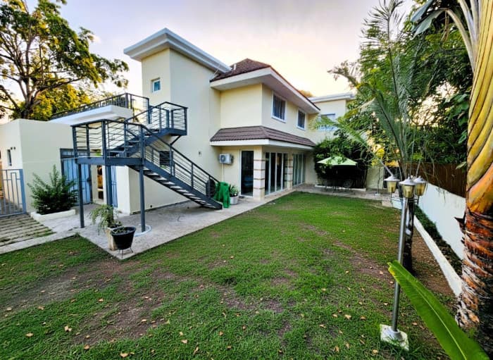 VENTA DE CASA CON AMPLIO PATIO EN LAS CARMELITAS — foto 3